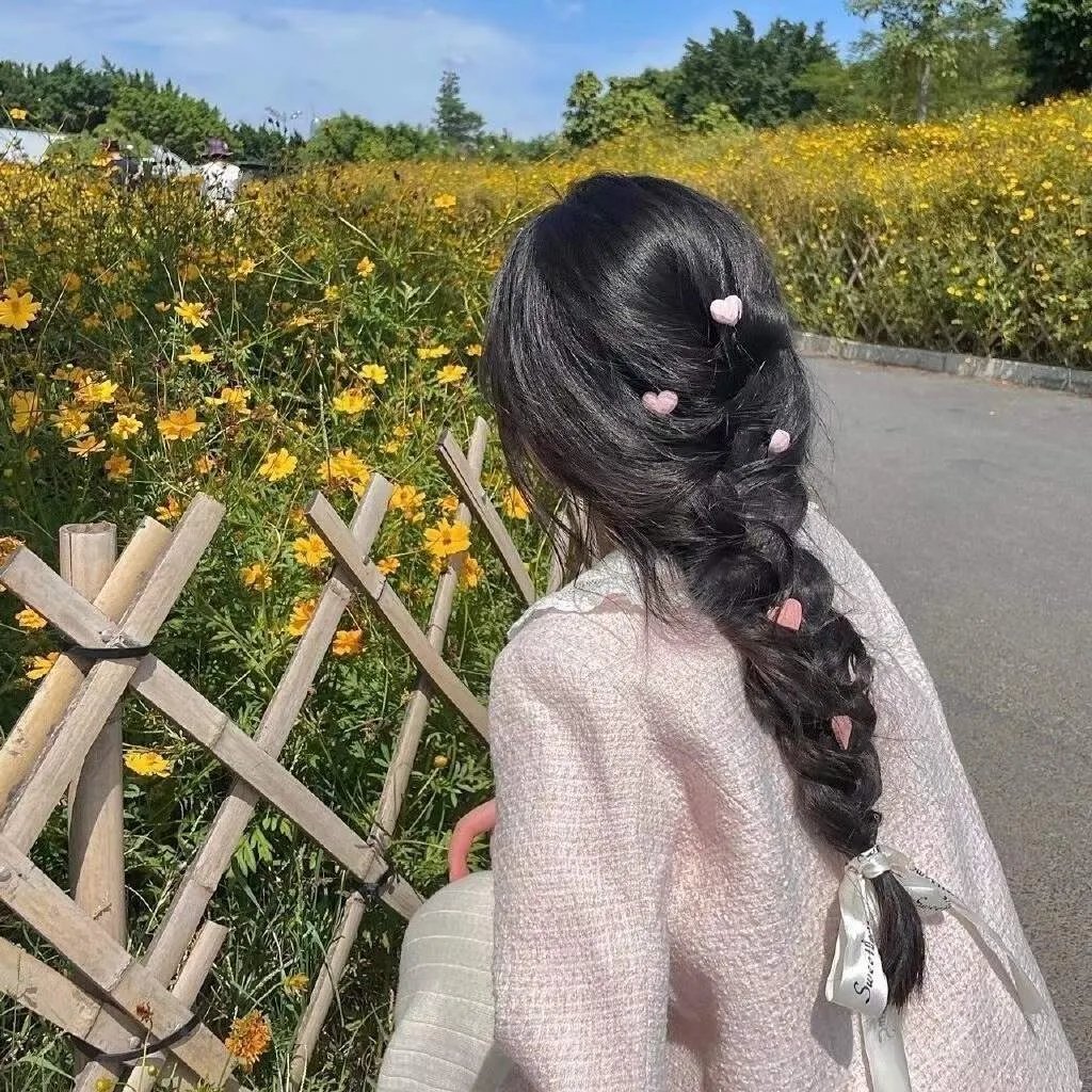 草丛中的人